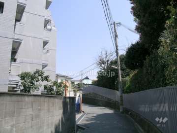 周辺は一戸建が中心に立ち並ぶ住宅地です。