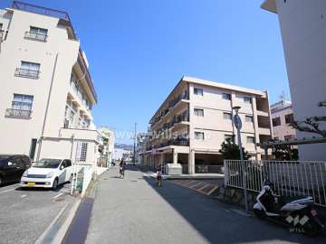 敷地西側の前面道路