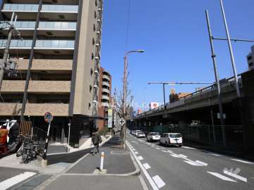敷地の東側には新御堂筋が走っています。