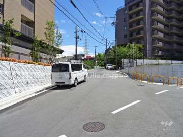敷地西側の前面道路