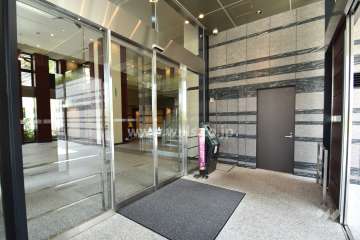 エントランスはオートロック付きです。