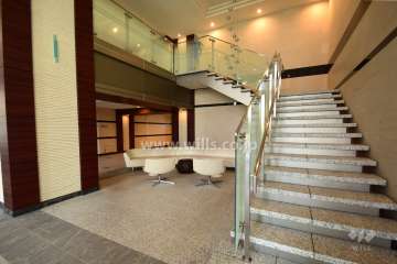 エントランスホールは解放感のある二層吹き抜けです。