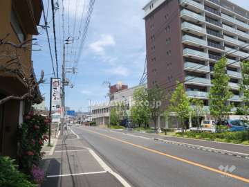 前面道路とマンション建物一部
