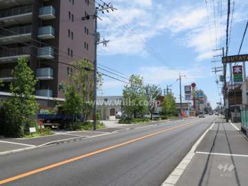 前面道路とマンション建物一部