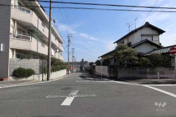 物件の南側前面道路（西側から）