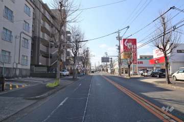 物件の北側前面道路（東側から）