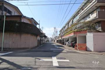 物件の南側前面道路（東側から）
