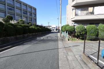 敷地西側の前面道路