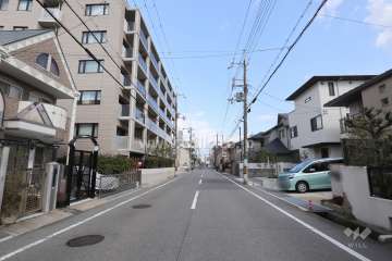 敷地南側の前面道路。