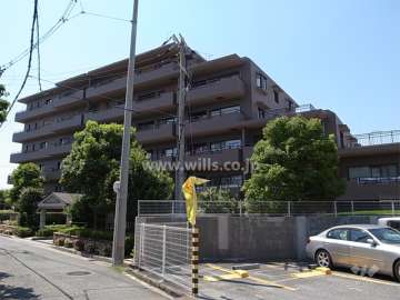 地階にある駐車場へのアプローチ
