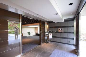 エントランスはオートロック付きです。