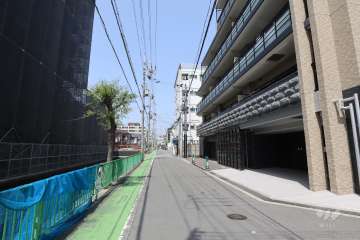 敷地西側の前面道路