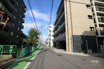 敷地西側の前面道路