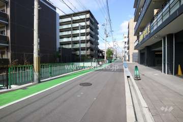 敷地西側の前面道路