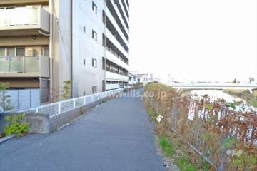 東側前面道路（南側から）