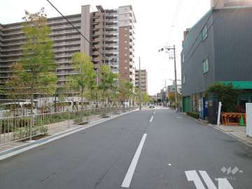 敷地西側の前面道路