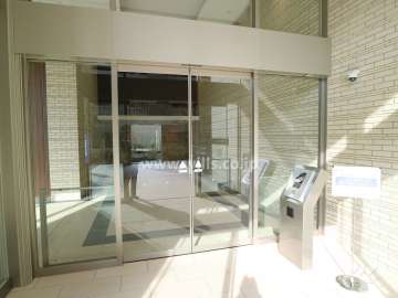 エントランスはオートロック付きです。