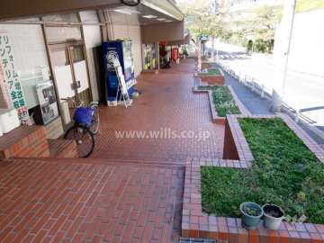 店舗前はタイル張りの通路