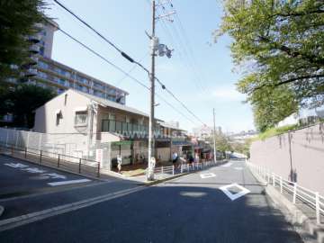 ローレルハイツ千里6号棟の遠景（北東側から）