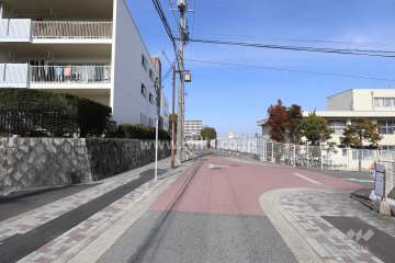 物件の東側前面道路（南側から）