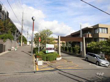 周辺はマンションと一戸建てが混在する閑静な住宅地です。