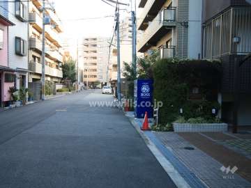 敷地西側の前面道路