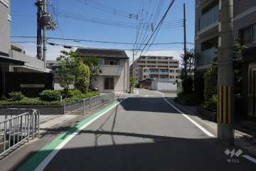 敷地東側の前面道路（南側から）
