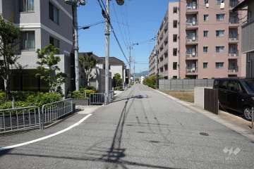 敷地北側の前面道路（東側から）