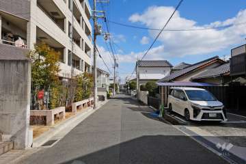敷地南側の前面道路（西側から）