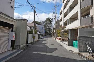 敷地南側の前面道路（東側から）