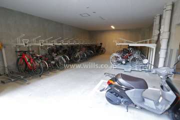 バイク置場と駐輪場