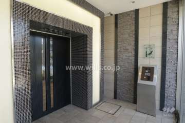 エントランスはオートロック付きです。