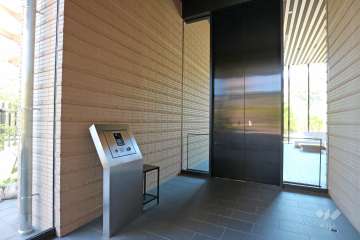 エントランスはオートロック付きです。