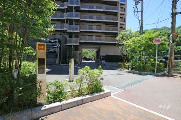 駐車場の出入り口（ロボットゲート付き）