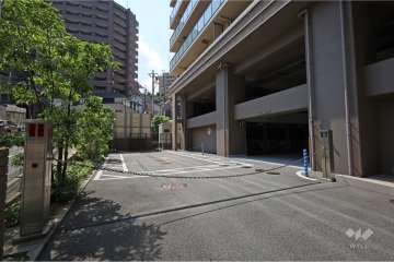 駐車場の出入口（ロボットゲート付き）