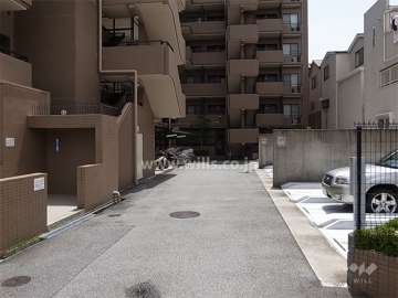 敷地内駐車場（機械式）と駐輪場