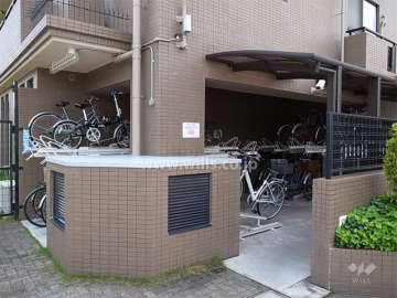 エントランス横にある駐輪場