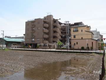 コスモ豊中曽根の外観（北西側から）　周辺には一戸建てが中心に立ち並んでます。