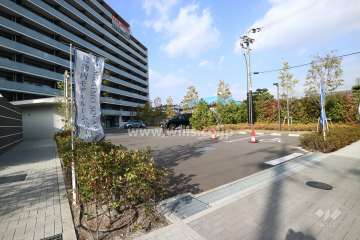 10_敷地内駐車場の入り口