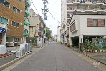 敷地東側の前面道路（南側から）