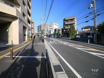 敷地東側の前面道路（南側から）