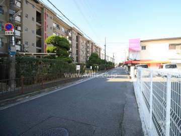 敷地北側の前面道路（東側から）