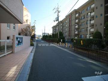 敷地北側の前面道路（西側から）