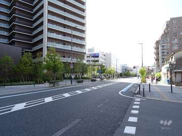 前面道路とマンション建物一部