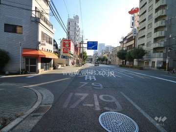 敷地南側の前面道路（西側から）