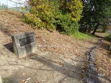 敷地西側にある緑豊かな『別所本町公園』