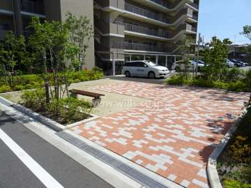 敷地内にベンチが設けられています。