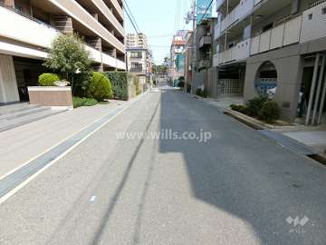 敷地南側の前面道路