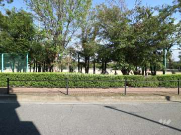 敷地東側には道路を挟んで『大曽公園』があります。