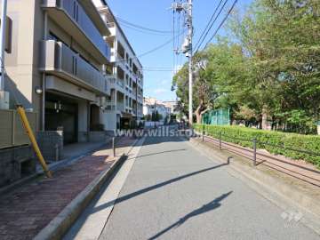 敷地東側の前面道路(南側から)。南側からの一方通行です。